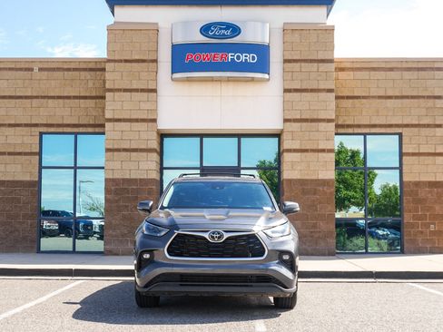 Used 2022 Toyota Highlander LE image 3