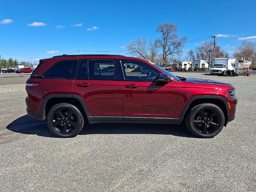Used 2023 Jeep Grand Cherokee Altitude AWD/4WD image 13