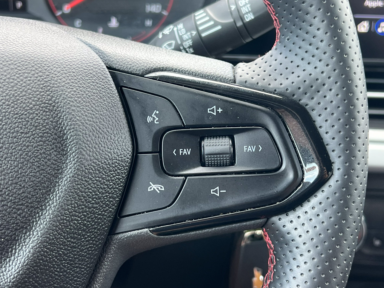 Certified 2024 Chevrolet Trax RS w/ Sunroof Package FWD image 23