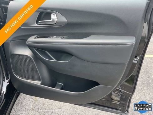 Used 2025 Chrysler Pacifica Select w/ Uconnect Theater Family Group FWD image 23