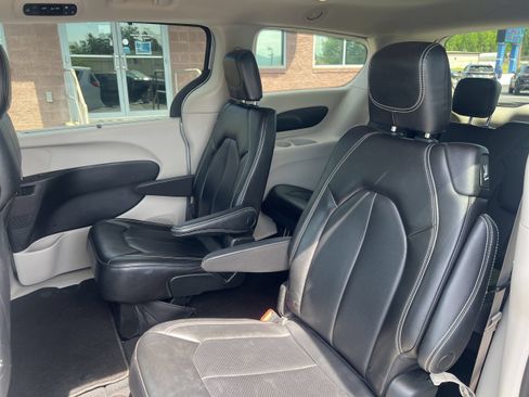 Used 2023 Chrysler Pacifica Touring-L FWD image 23
