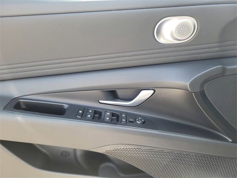 New 2025 Hyundai Elantra SEL image 17