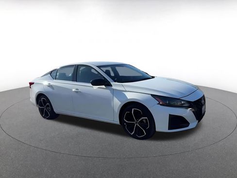 Used 2025 Nissan Altima 2.5 SR image 2