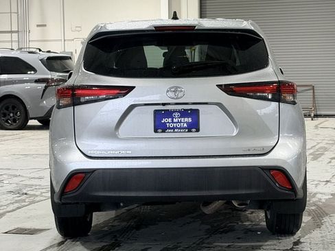 Used 2024 Toyota Highlander LE AWD/4WD image 8