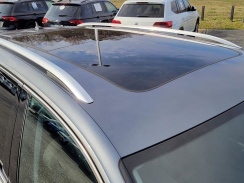 Used 2022 Volkswagen Tiguan SE image 11