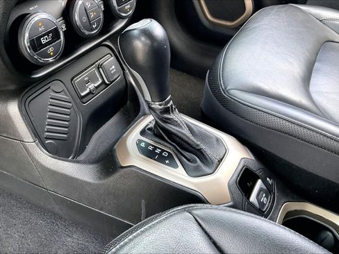 Used 2017 Jeep Renegade Limited FWD image 15