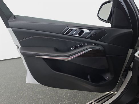 Used 2023 BMW X5 xDrive45e image 28