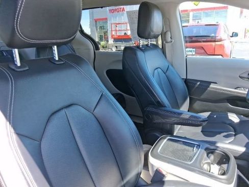 Used 2024 Chrysler Pacifica Touring-L FWD image 14