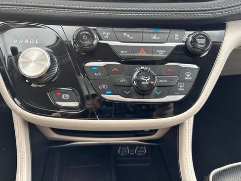 Used 2023 Chrysler Pacifica Limited w/ Uconnect Theater Family Group FWD image 23