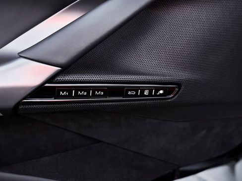 Used 2024 Ferrari SF90 Spider image 41