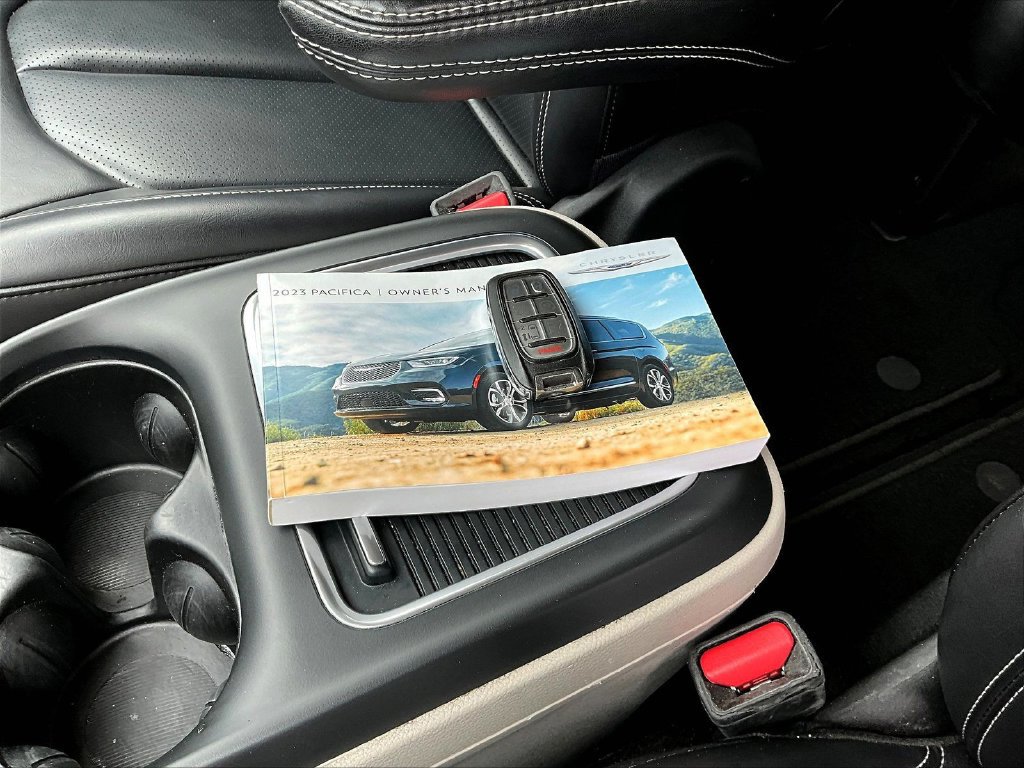 Used 2023 Chrysler Pacifica Touring-L FWD image 36