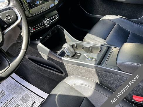 Used 2021 Volvo XC40 T4 Momentum FWD image 12