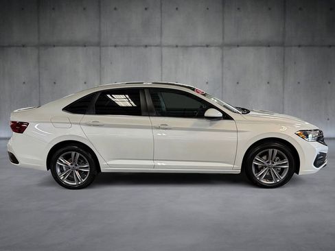 Used 2024 Volkswagen Jetta SE w/ Panoramic Sunroof Package FWD image 6
