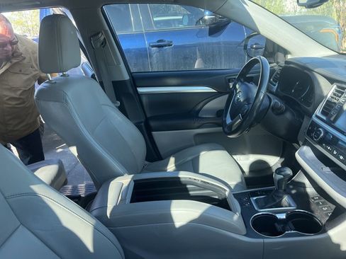 Used 2015 Toyota Highlander XLE image 17