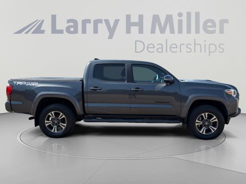 Used 2018 Toyota Tacoma TRD Sport AWD/4WD image 7