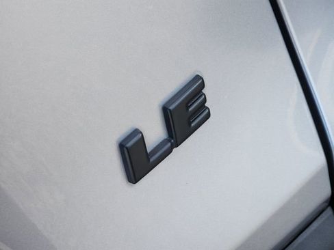 Used 2022 Toyota RAV4 LE image 8