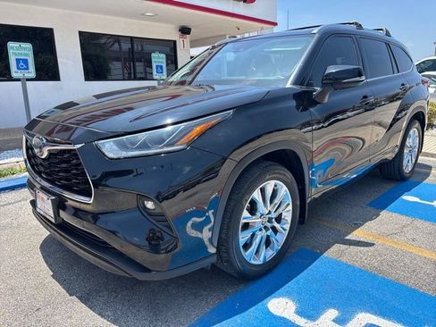 Used 2020 Toyota Highlander Limited FWD image 2