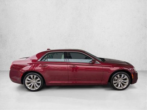 Used 2017 Chrysler 300 Limited image 2