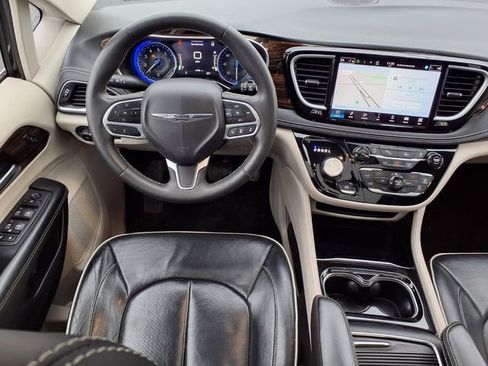 Used 2024 Chrysler Pacifica Limited image 6