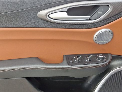 Used 2017 Alfa Romeo Giulia Ti w/ TI 19" Sport Package image 11