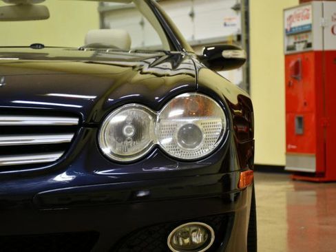 Used 2008 Mercedes-Benz SL 550 w/ P1 Pkg image 9