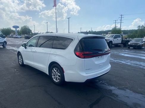 Used 2024 Chrysler Pacifica Touring-L FWD image 3