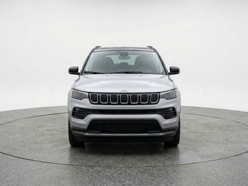 Used 2025 Jeep Compass Limited AWD/4WD image 2