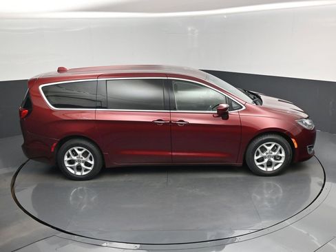 Used 2020 Chrysler Pacifica Touring w/ Tire & Wheel Group FWD image 13