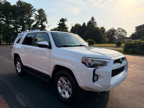Used 2015 Toyota 4Runner SR5 AWD/4WD image 4