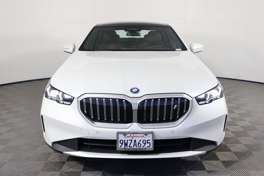 Used 2025 BMW i5 eDrive40i w/ Executive Package RWD image 2