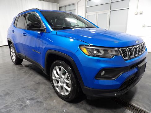 Used 2024 Jeep Compass Latitude AWD/4WD image 2