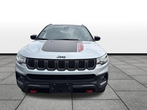 Used 2025 Jeep Compass Trailhawk AWD/4WD image 2