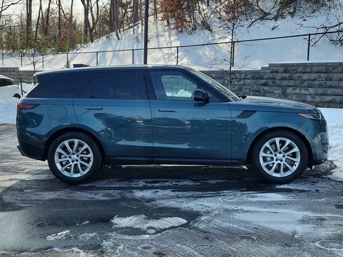 Used 2025 Land Rover Range Rover Sport SE image 11