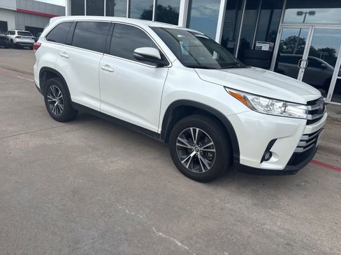 Used 2019 Toyota Highlander Plus FWD image 3