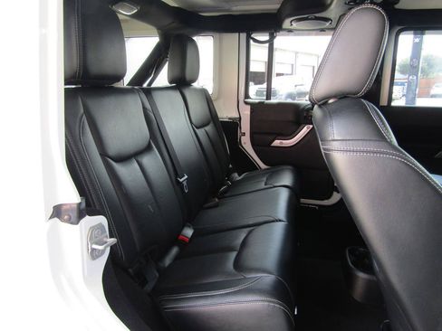 Used 2014 Jeep Wrangler Unlimited Rubicon w/ Connectivity Group AWD/4WD image 13