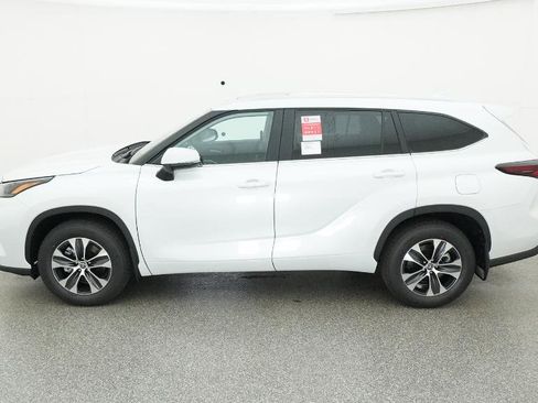 New 2026 Toyota Highlander XLE image 3