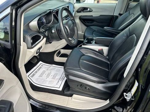 Used 2024 Chrysler Pacifica Limited FWD image 12