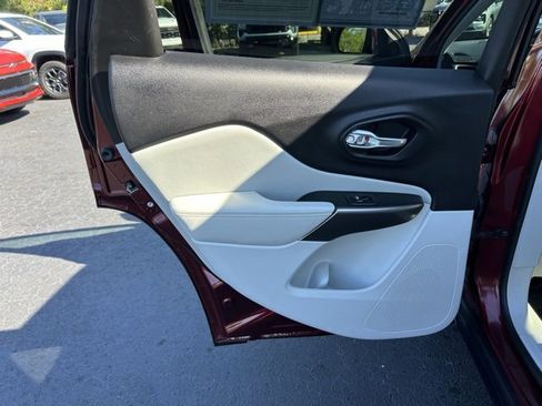 Used 2020 Jeep Cherokee Limited image 13