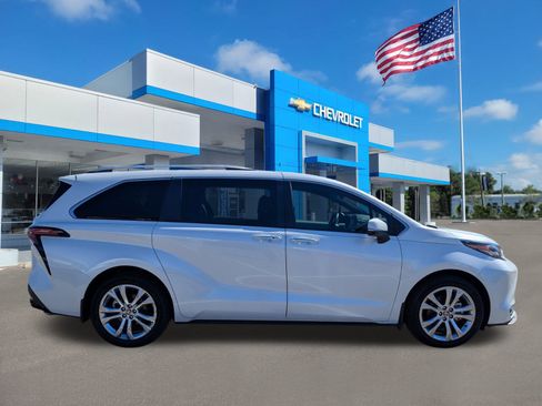 Used 2024 Toyota Sienna Platinum FWD image 3