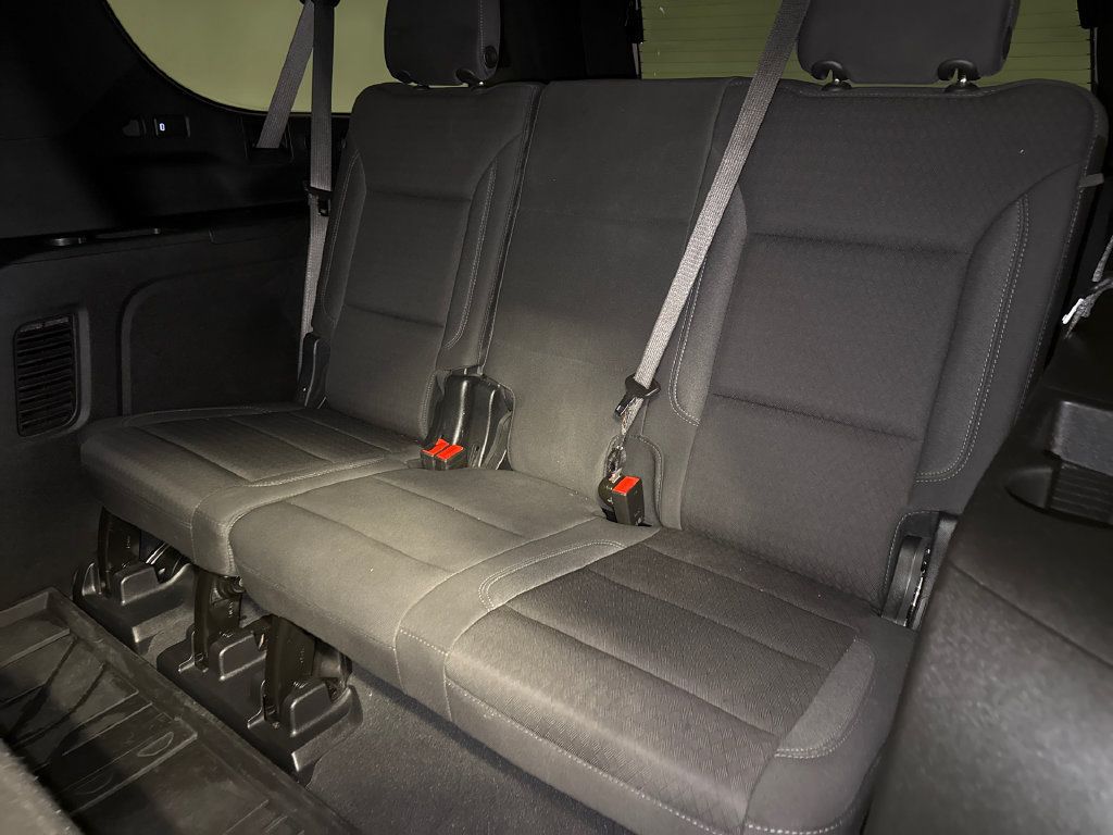 Used 2025 Chevrolet Suburban LS RWD image 16