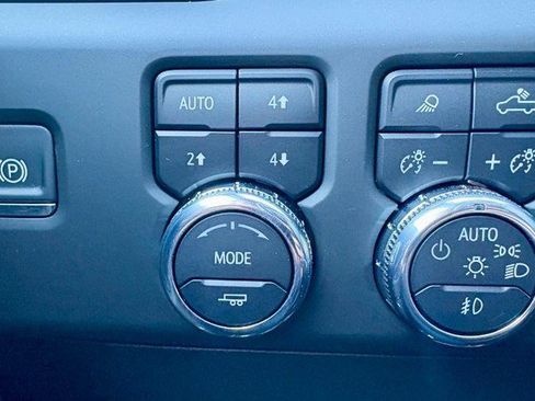 Used 2025 GMC Sierra 2500 AT4 image 20