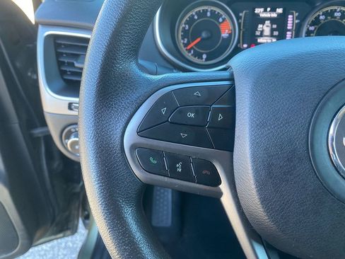 Used 2019 Jeep Cherokee Latitude w/ Popular Appearance Group image 16