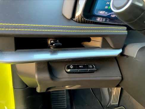 Used 2021 Chevrolet Corvette Stingray Premium Conv w/ Z51 Performance Package image 22