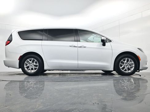 Used 2022 Chrysler Voyager LX image 53