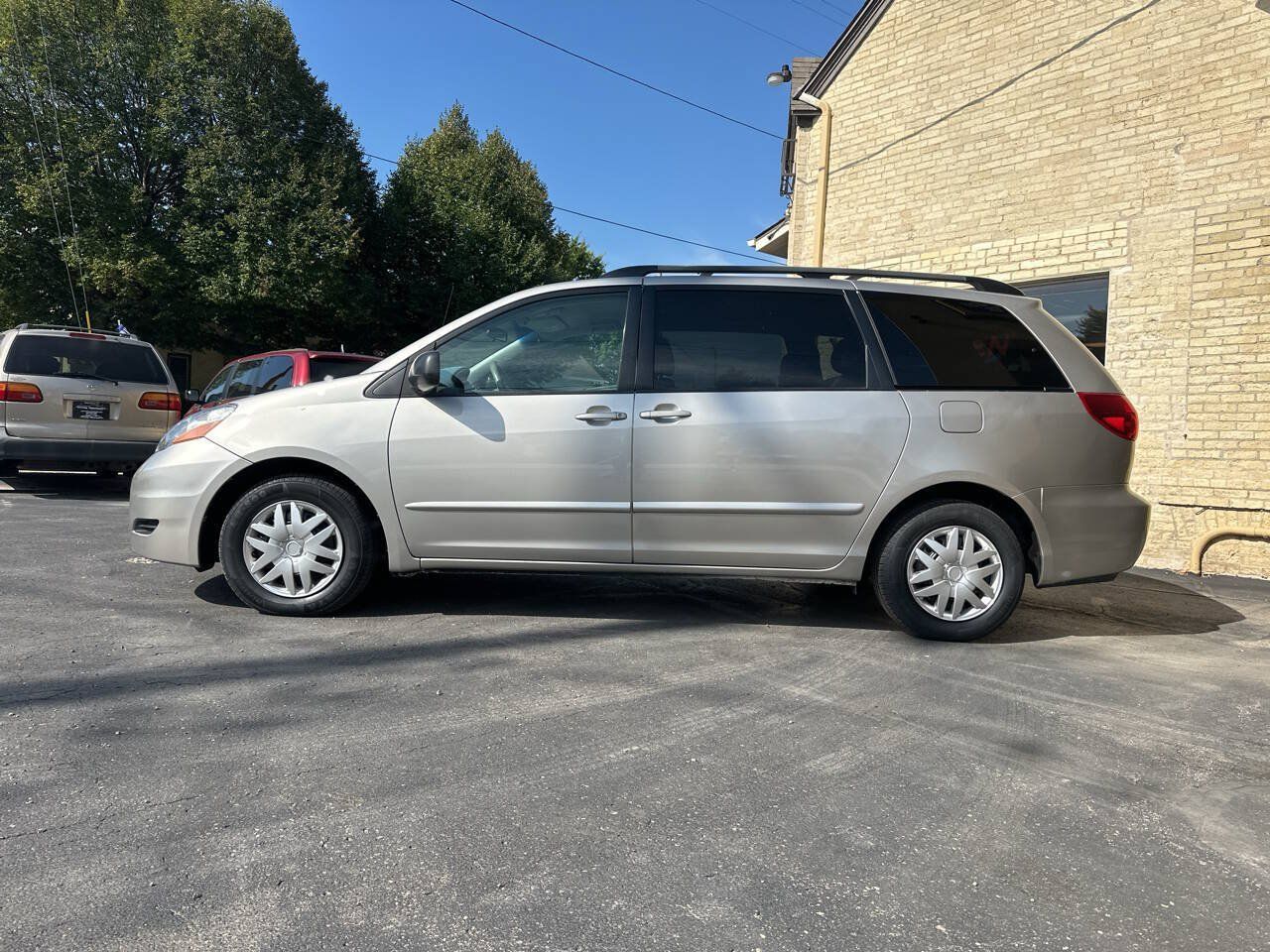 Used 2007 Toyota Sienna LE w/ LE Pkg 1 FWD image 2