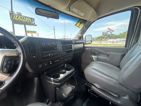 Used 2017 Chevrolet Express 2500 RWD image 10