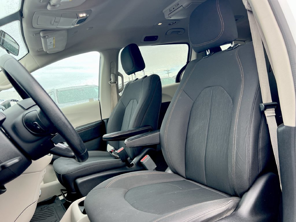 Used 2019 Chrysler Pacifica LX w/ Tire & Wheel Group FWD image 17