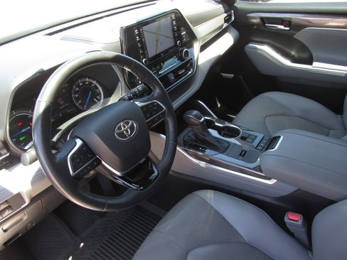 Used 2021 Toyota Highlander Limited AWD/4WD image 17