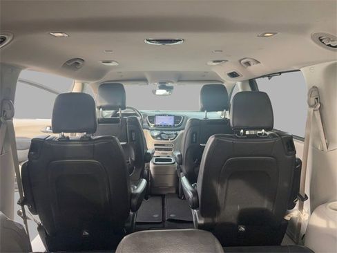 Used 2021 Chrysler Pacifica Touring-L w/ Uconnect Theater Family Group image 17