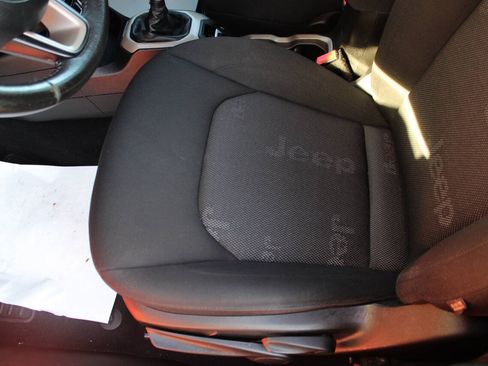 Used 2016 Jeep Renegade Latitude AWD/4WD image 8